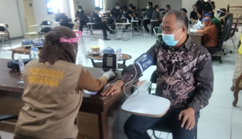 Cegah Penyebaran Covid-19, Bawaslu Sulbar Laksanakan Vaksinasi