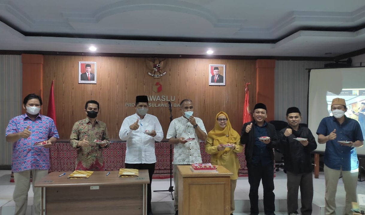 Momentum HUT Bawaslu ke 14, Bawaslu Sulbar Bersama Unika dan Unimaju Teken Nota Kesepahaman