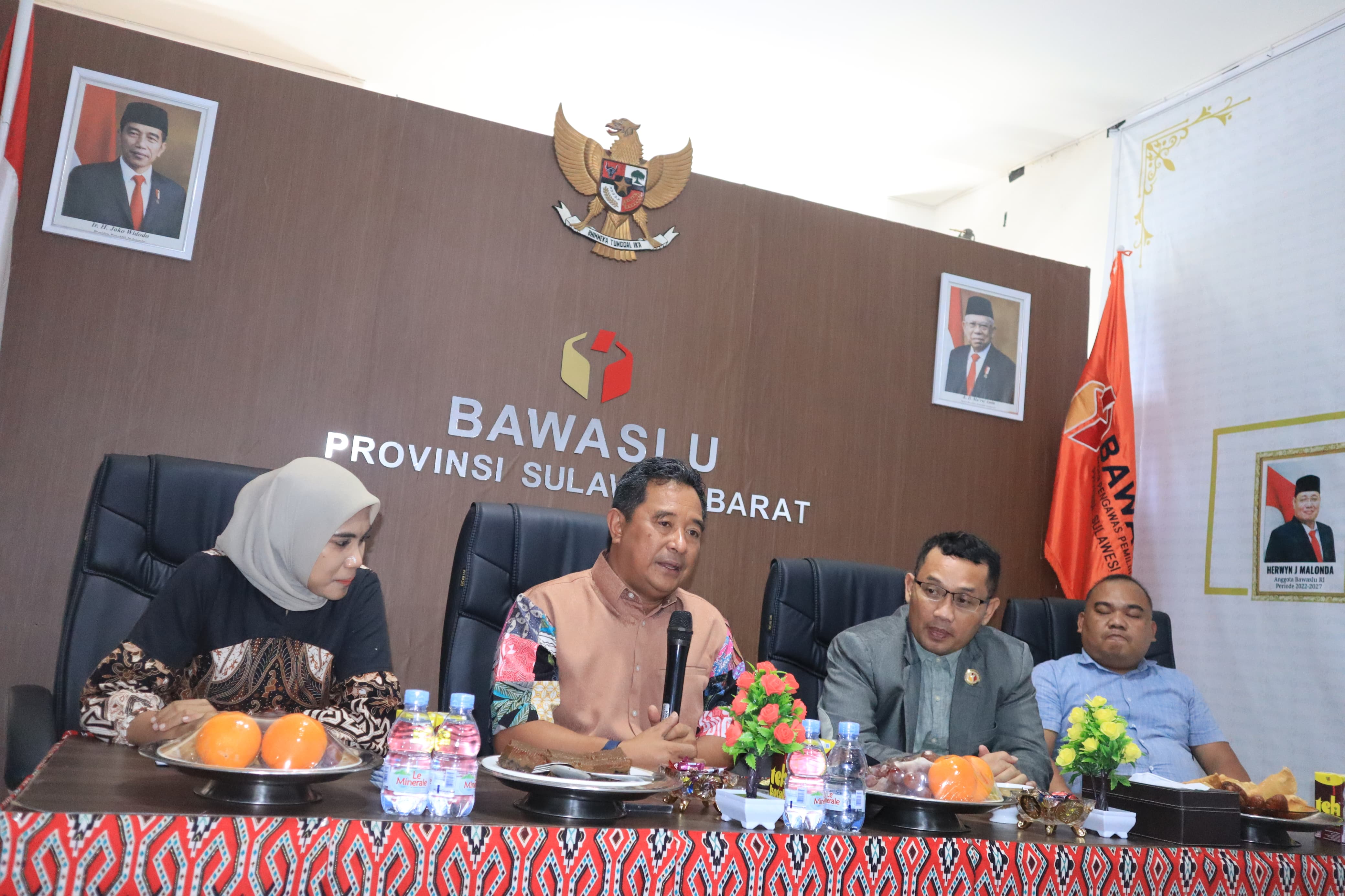 Dalam Kunjungan ke Bawaslu Sulbar Jelang Pilkada 2024, Gubernur Bahtiar Baharuddin Tegaskan Pentingnya Keamanan dan Transparansi