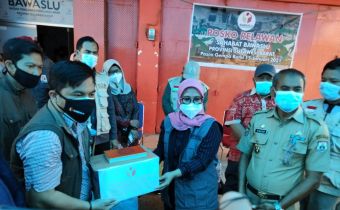 Salurkan Bantuan Logistik, Ratna Dewi Pettalolo : Kita Memiliki Hutang Budi Kepada Sulawesi Barat