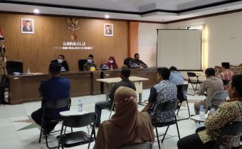 Maksimalkan Dukungan Operasional, Bawaslu Sulbar Serahkan Enam Unit Mobil Kepada Bawaslu Kabupaten