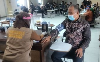 Cegah Penyebaran Covid-19, Bawaslu Sulbar Laksanakan Vaksinasi