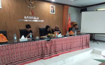 Bawaslu Sulbar Serahkan Mobil Operasional Sentra Gakkumdu
