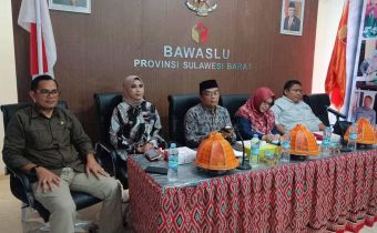 Tunjang Pelaksanaan Tugas Pengawasan, Bawaslu Sulbar Serahkan Kendaraan Operasional Bawaslu Kabupaten